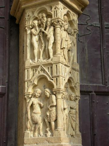 image Parte inferior del parteluz del portal de la Madre de Dios de la Catedral de Amiens, Francia