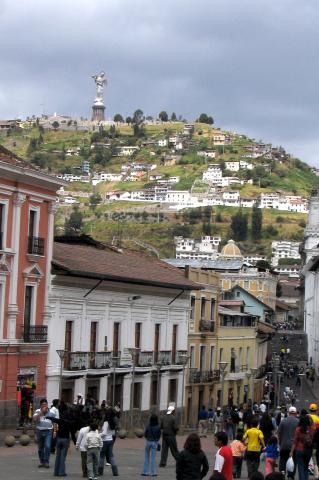 image Colina de El Panecillo desde el centro antiguo en Quito, Ecuador