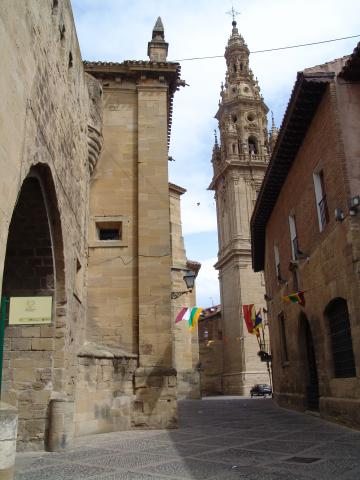 image Calle con Torre Exenta al fondo, en Santo Domingo de la Calzada, La Rioja