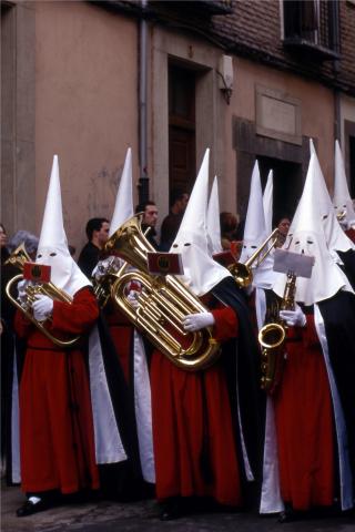 image Cofrades papones en Semana Santa, León