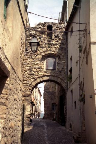 image Arco de una calle de Besalú, Girona