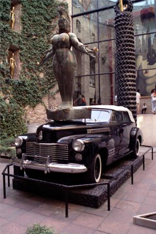 image Coche en el exterior del Teatro-Museo Dalí, Figueres, Girona