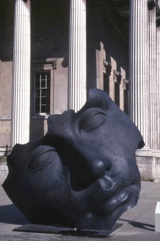 image Escultura en el exterior del Museo Británico de Londres, Reino Unido