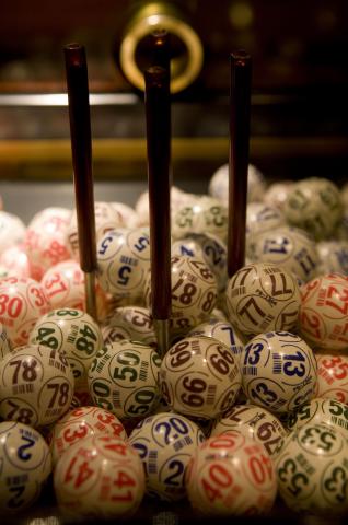 image Bolas numeradas para jugar al bingo de la Sala Canoe, Madrid