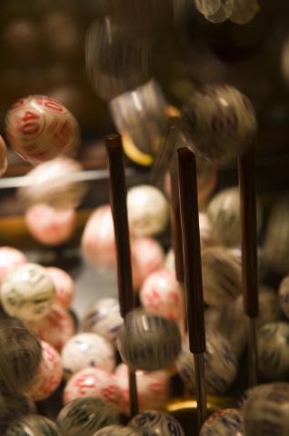 image Bolas numeradas para jugar al bingo en movimiento en la Sala Canoe, Madrid