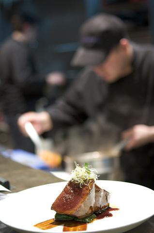image Plato con un postre ya elaborado en la cocina del hotel Meliá, Madrid