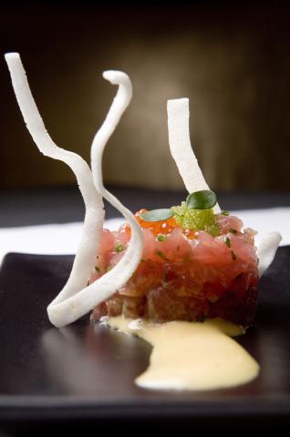 image Detalle de un plato de atún teriyaki, técnica de cocción japonesa