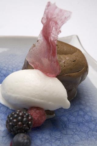 image Plato de bizcocho de chocolate y nueces con helado y frutas rojas