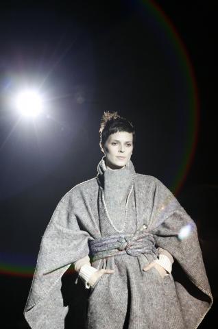 image Bimba Bosé desfilando para David Delfín en la Pasarela Cibeles 2007 luciendo la colección de otoño-invierno del diseñador