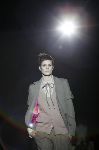 image Bimba Bosé desfilando para David Delfín en la Pasarela Cibeles 2007 luciendo la colección de otoño-invierno del diseñador