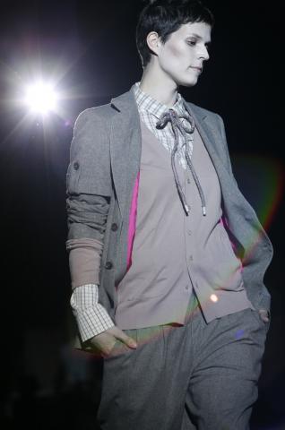 image Bimba Bosé desfilando para David Delfín en la Pasarela Cibeles 2007 luciendo la colección de otoño-invierno del diseñador