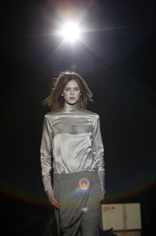 image Modelo desfilando para David Delfín en la Pasarela Cibeles 2007 luciendo la colección de otoño-invierno del diseñador