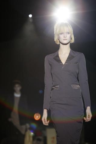 image Modelo desfilando para David Delfín en la Pasarela Cibeles 2007 luciendo la colección de otoño-invierno del diseñador