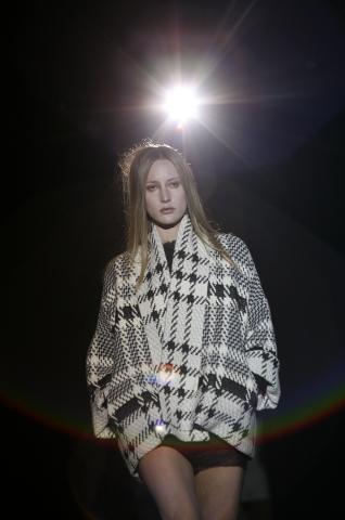 image Modelo desfilando para David Delfín en la Pasarela Cibeles 2007 luciendo la colección de otoño-invierno del diseñador