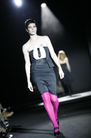 image Bimba Bosé desfilando para David Delfín en la Pasarela Cibeles 2007 luciendo la colección de otoño-invierno del diseñador