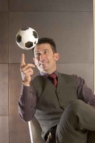 image El presentador Carlos Martínez haciendo equilibrios con un balón