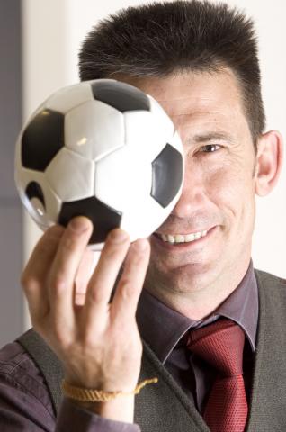 image El presentador Carlos Martínez posando con un balón
