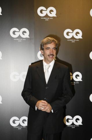 image Imanol Arias posando en un acto