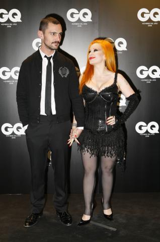 image David Delfín posando con Alaska en un acto