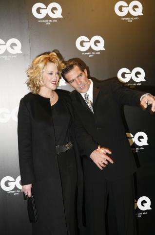 image Antonio Banderas y su mujer Melanie Griffith posando en un acto