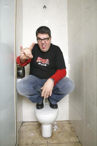 image El actor Florentino Fernández gesticulando sobre un retrete durante la presentación de su película Isi Disi