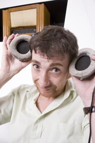 image El cómico Pablo Motos bromeando con unos auriculares en los estudios de radio de los 40 Principales