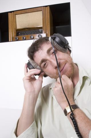 image El cómico Pablo Motos bromeando con unos auriculares en los estudios de radio de los 40 Principales