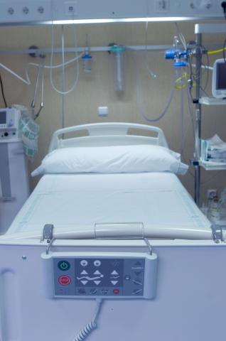 image Cama de un hospital con accesorios sanitarios