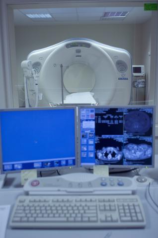 image Monitores de un aparato de tomografía axial computarizada, TAC, de un hospital 