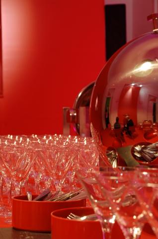 image Detalle de unas copas sobre una mesa en una sala del Consulado Italiano de Madrid