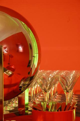 image Detalle de unas copas sobre una mesa en una sala del Consulado Italiano de Madrid