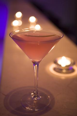 image Copa de bebida en la barra de un bar