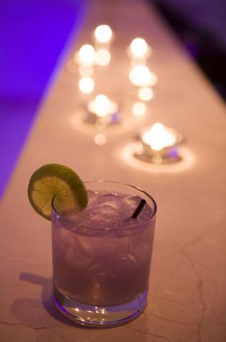 image Vaso de bebida en la barra de un bar