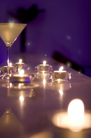 image Velas que adornan la barra de un bar