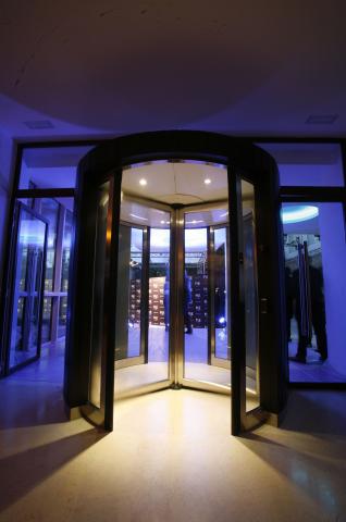 image Puerta giratoria de entrada a un restaurante de Madrid