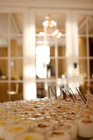 image Postres elaborados con helado y frutas en una mesa del Hotel Palace de Madrid