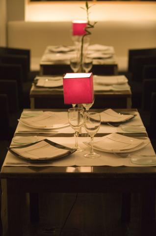 image Mesas dispuestas con el servicio completo en un restaurante de Madrid