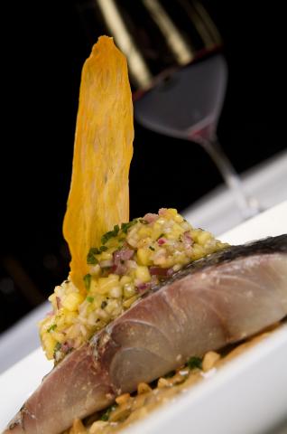 image Plato de merluza con salsa de mostaza y setas