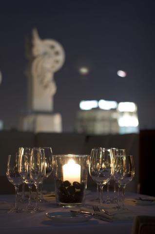 image Detalle de una de las mesas de la azotea del Hotel Meliá Madrid Reina Victoria