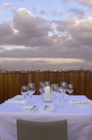 image Mesa de la azotea del Hotel Meliá Madrid Reina Victoria