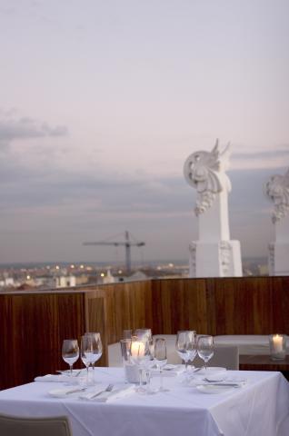 image Mesa de la azotea del Hotel Meliá Madrid Reina Victoria