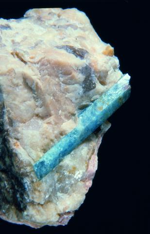 image Berilo variedad aguamarina con roca anfitrión