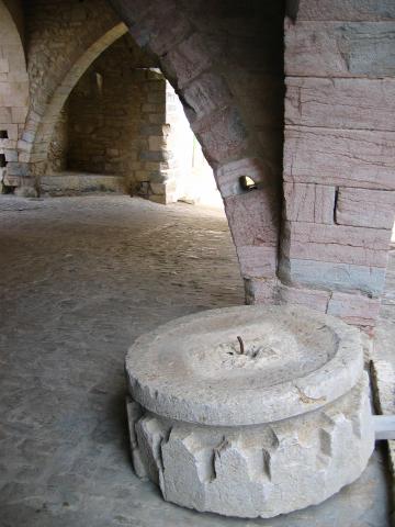 image Porche del castillo con la roca de cautivos, Ares del Maestre, Castellón