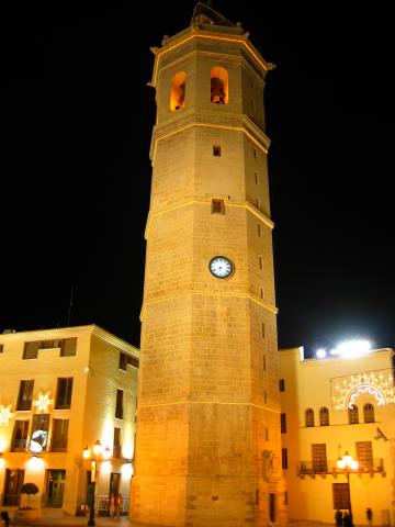 image Vista nocturna de El Fadrí, en la plaza del ayuntamiento, Castellón