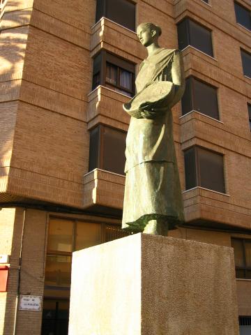 image Monumento a la pescatera en Puerto Azahar, Castellón