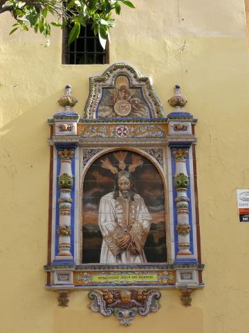 image Azulejos pintados con la imagen del Cristo del Silencio en la fachada de la Iglesia de San Juan de la Palma, Sevilla