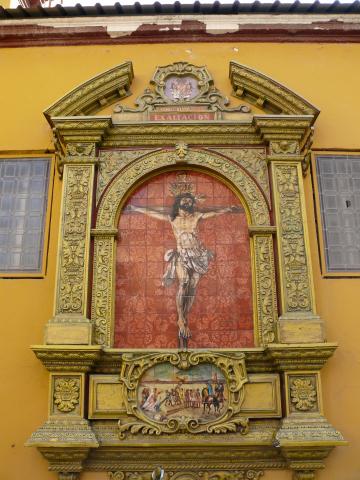 image Azulejos pintados con la imagen del Cristo de la Exaltación en la fachada de la Iglesia de Santa Catalina, Sevilla