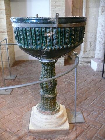image Pila bautismal decorada con azulejos en la Iglesia de San Sebastián, Antequera, Málaga