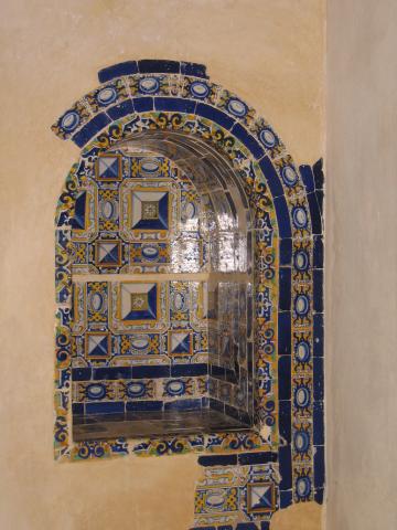 image Detalle arquitectónico con decoración de azulejos en una estancia de la Cartuja de Nuestra Señora de las Cuevas, Sevilla