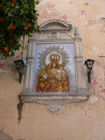 image Azulejos decorados con la imagen de una Virgen en la Iglesia de San Bartolomé, Sevilla